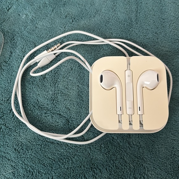 Apple ear pods with 3.5 mm jack for older I phones. In line volume control. - Picture 5 of 7